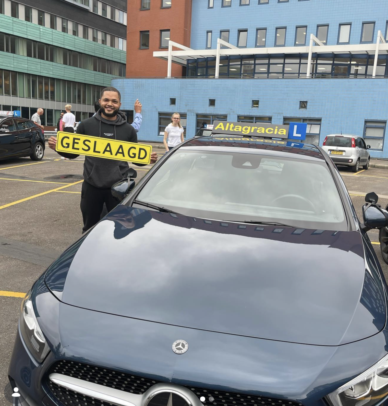 Geslaagde leerling van Autorijschool Altagracia naast de lesauto