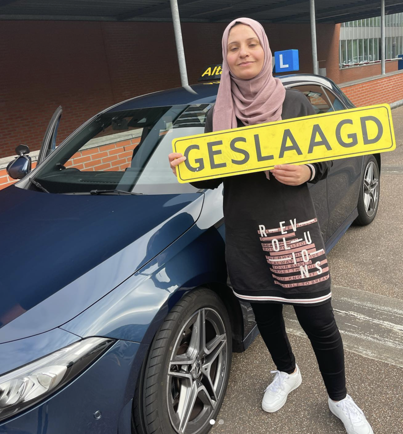Geslaagde leerling van Autorijschool Altagracia voor de blauwe lesauto