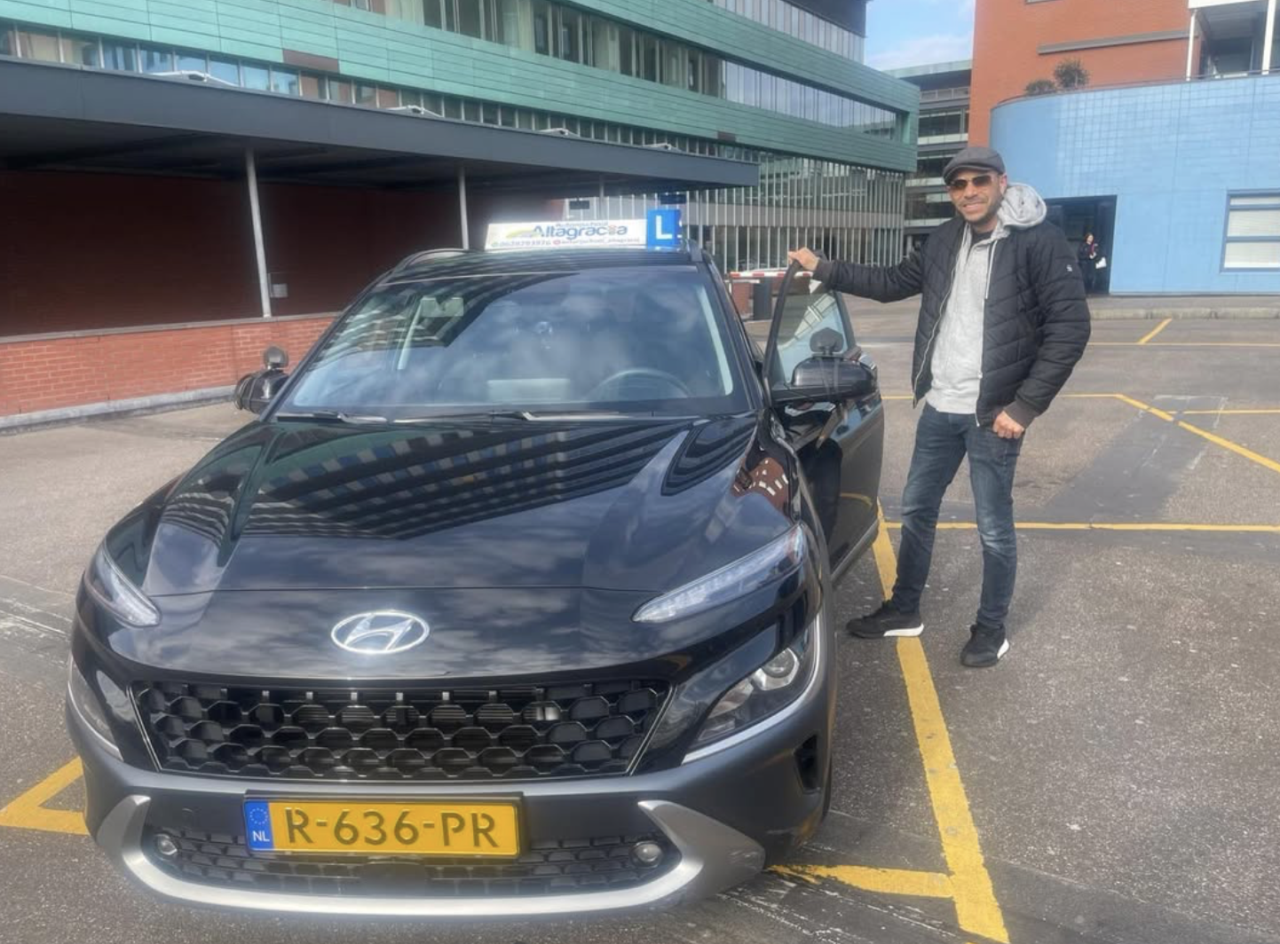 Rustige instructeur tijdens een automaat-rijles